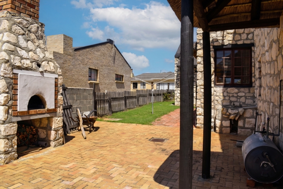 4 Bedroom Property for Sale in Struisbaai Western Cape